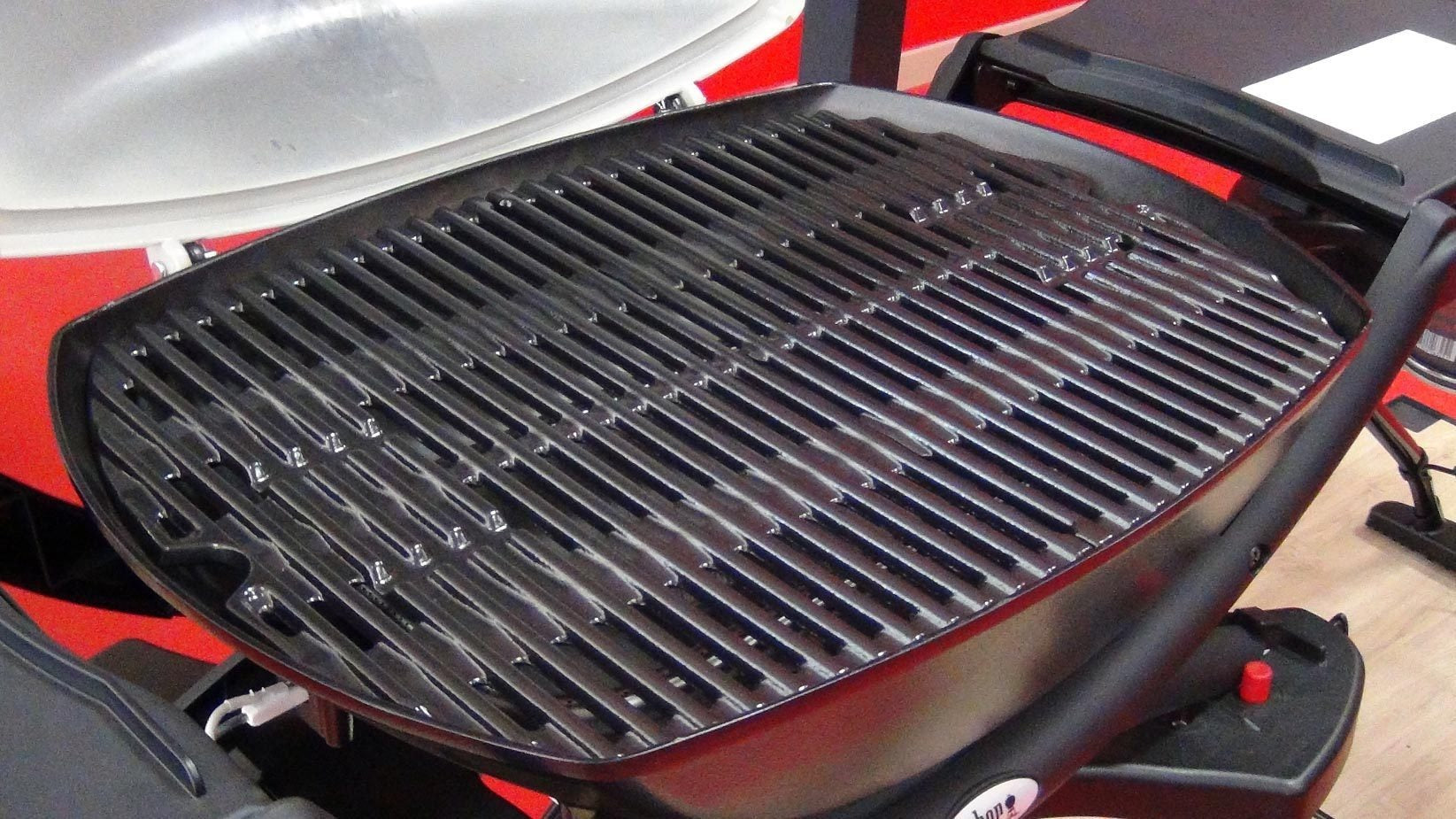 Barbacoa de gas Weber Q 2000 Titanium compacta para terraza